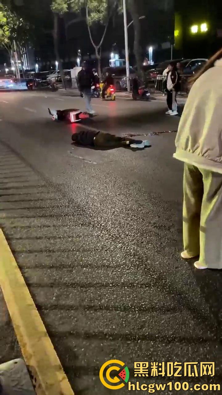 痛心!汕头长江路突发悲剧,电动车男子与汽车相撞瞬间丧命,汽车冲毁护栏-4