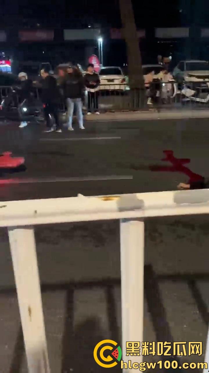 痛心!汕头长江路突发悲剧,电动车男子与汽车相撞瞬间丧命,汽车冲毁护栏-5