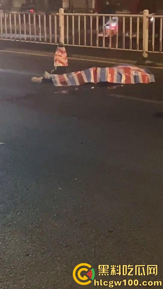 痛心!汕头长江路突发悲剧,电动车男子与汽车相撞瞬间丧命,汽车冲毁护栏-6