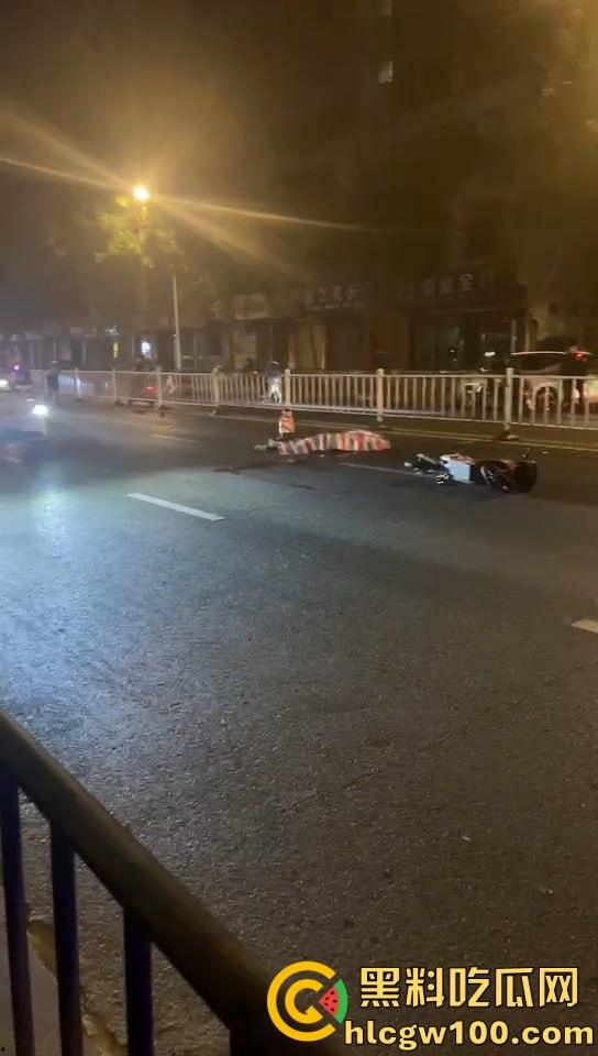 痛心!汕头长江路突发悲剧,电动车男子与汽车相撞瞬间丧命,汽车冲毁护栏-7