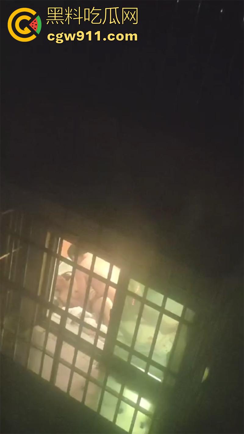 偷拍邻居开窗操逼,大姐趁老公不在偷情,竟开着窗户激情对垒,这段视频留下来,是不是能威胁大姐来一发?-2