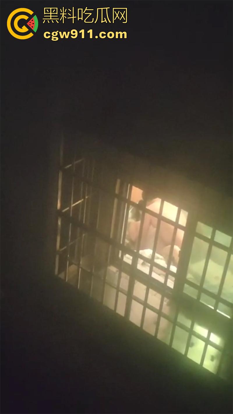 偷拍邻居开窗操逼,大姐趁老公不在偷情,竟开着窗户激情对垒,这段视频留下来,是不是能威胁大姐来一发?-4