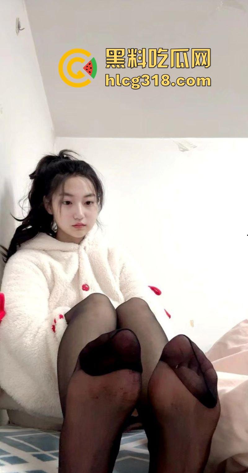 高颜值福利姬【小佳甜心】裸足擦边福利,纤美玉足撩人,散发淫荡气息,每一帧都勾人无比。-6