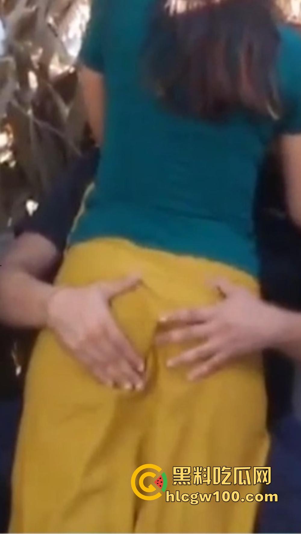 三亚热恋情侣户外野战 美女骚逼坐地能吸土 揉臀摩擦鸡巴做足前戏 结果男友插入3秒草草了事 尴尬到飞起!-1