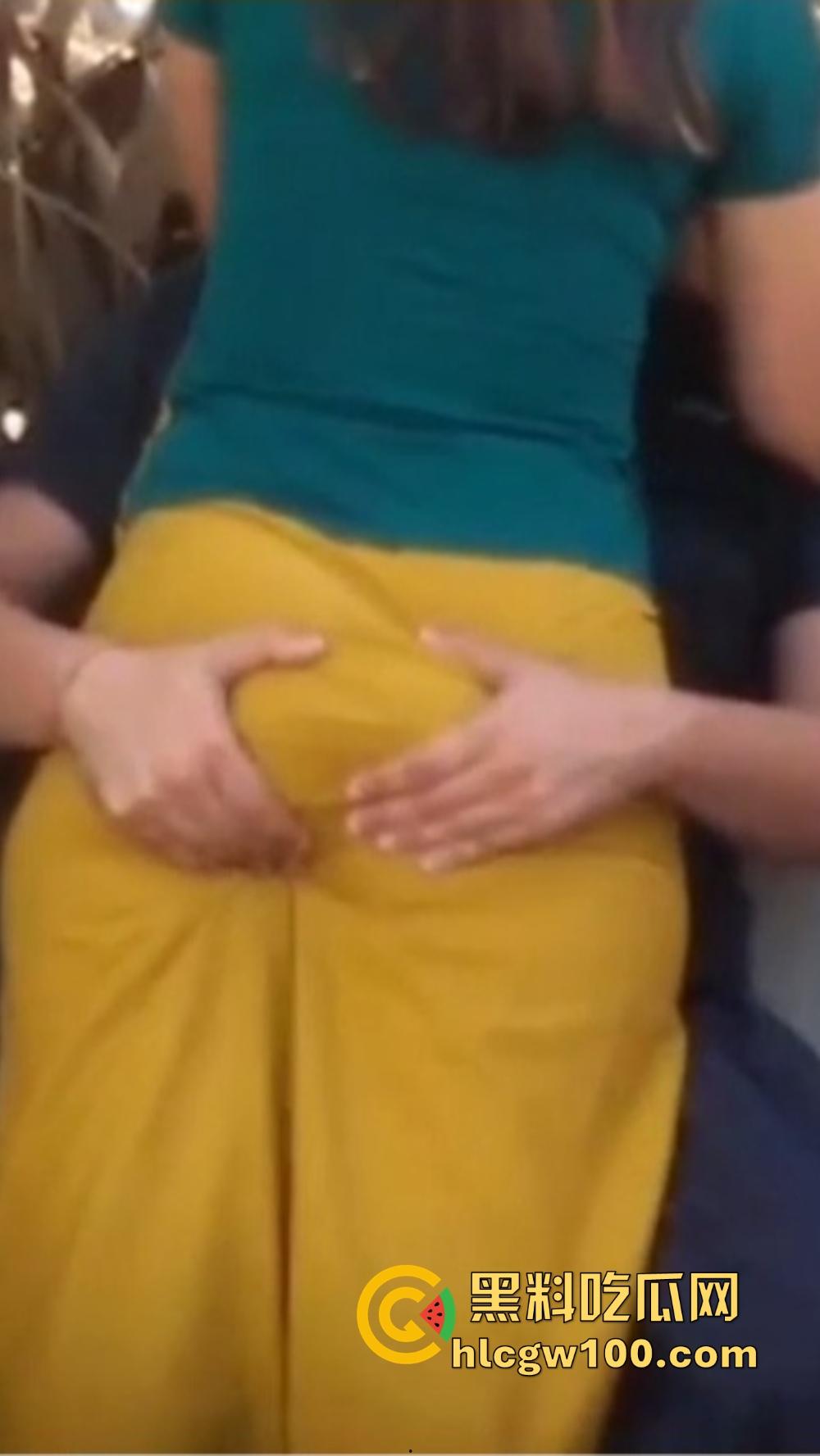 三亚热恋情侣户外野战 美女骚逼坐地能吸土 揉臀摩擦鸡巴做足前戏 结果男友插入3秒草草了事 尴尬到飞起!-2