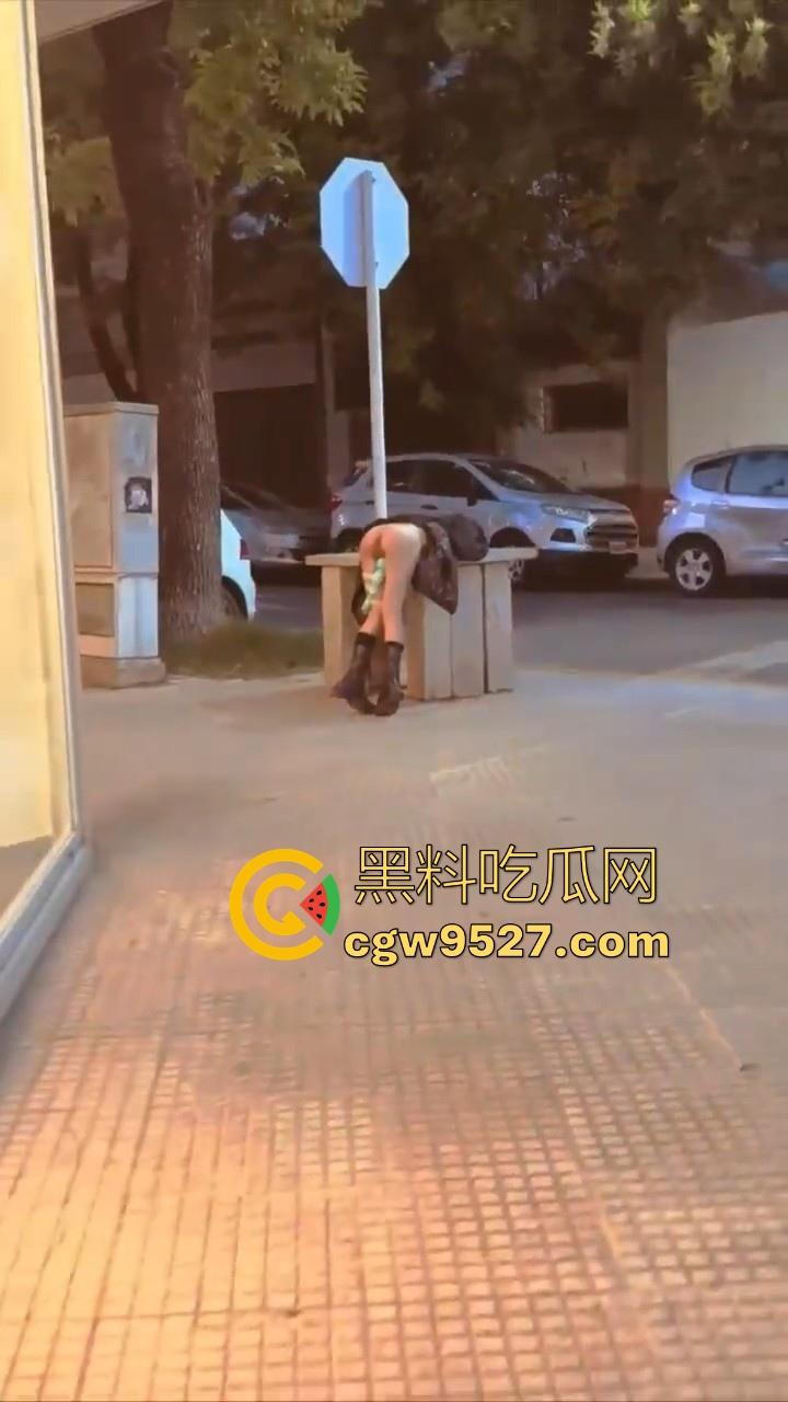 七夕佳节户外街头调教骚逼女友,掀起裙子腿上绑着跳蛋,街头刺激自慰,小编表示没见过此等情形!-1