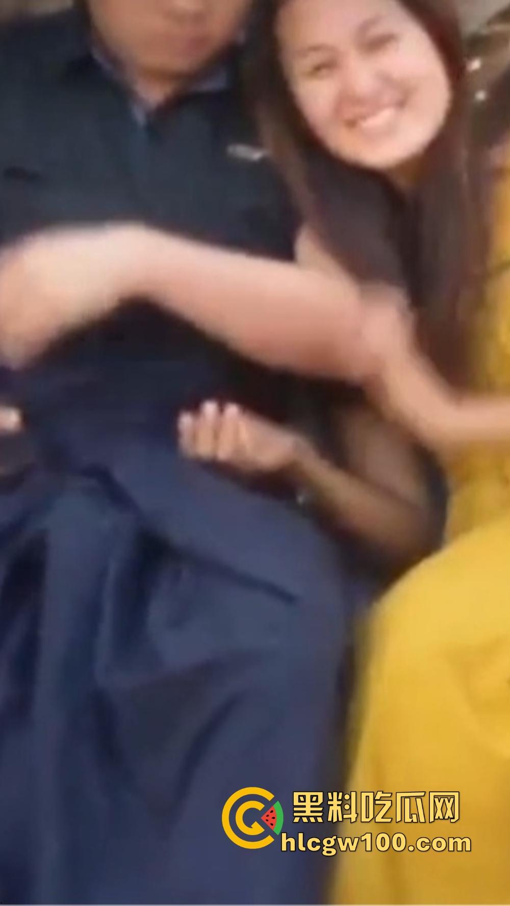 三亚热恋情侣户外野战 美女骚逼坐地能吸土 揉臀摩擦鸡巴做足前戏 结果男友插入3秒草草了事 尴尬到飞起!-12