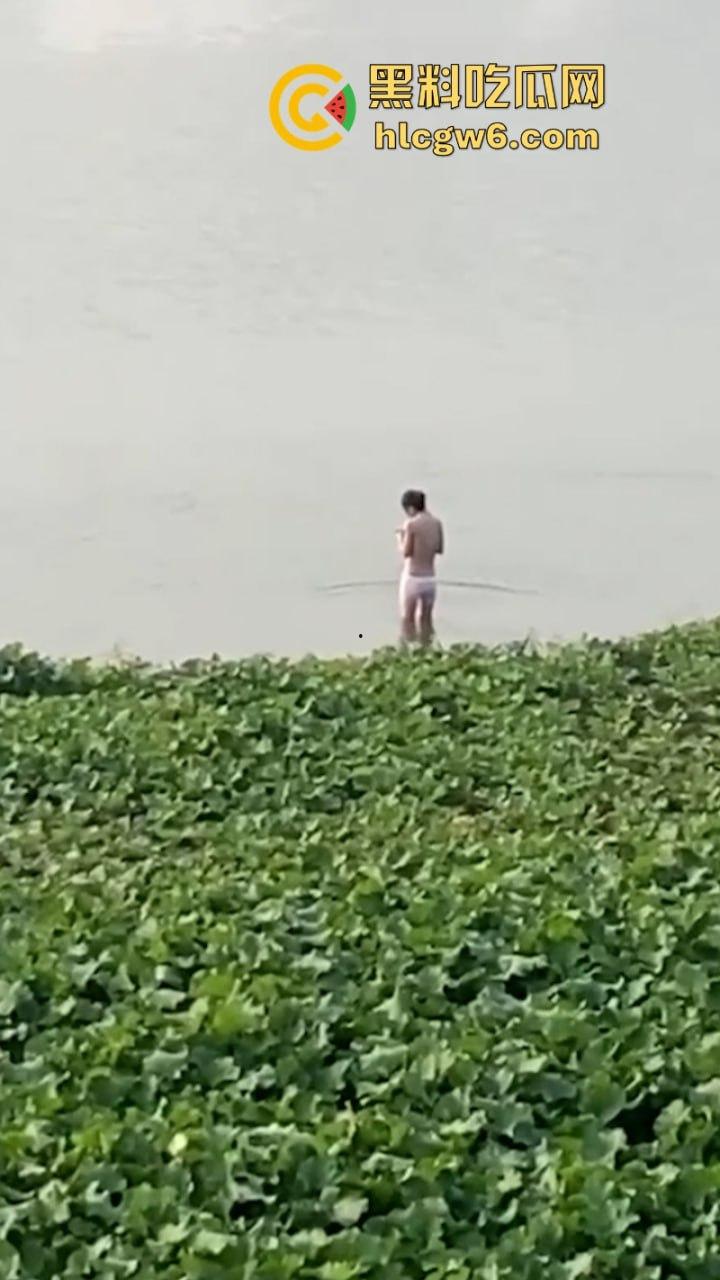 抖音网红【马妹儿】pk完败受惩罚仅穿内裤光体下水 嫩白大奶小翘臀万人欣赏-6