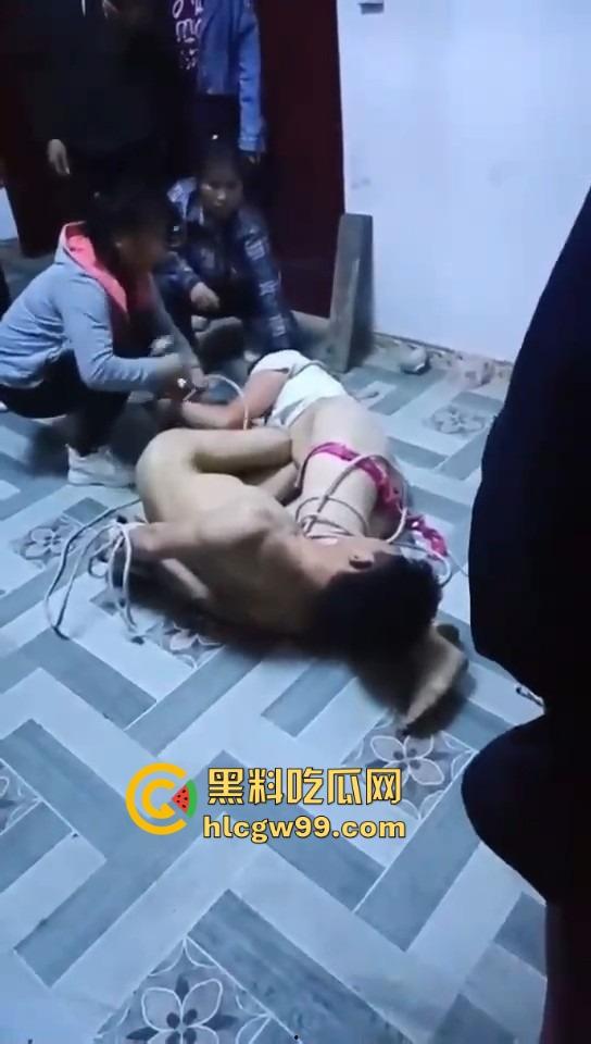 广西捉奸牛逼炸裂，抓奸直接把人绑一起，这是要浸猪笼还是咋滴？这骚操作真是绝了！-3