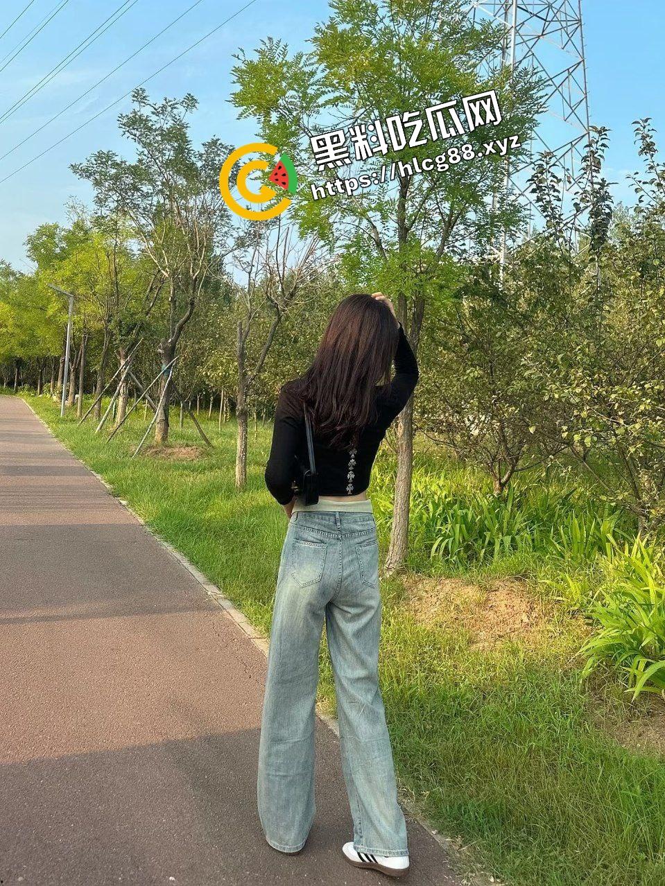 深山里的大山姑玩刺激露出!与单男爬山上树后入打野战,这是要用返祖行为繁殖后代吗?-4