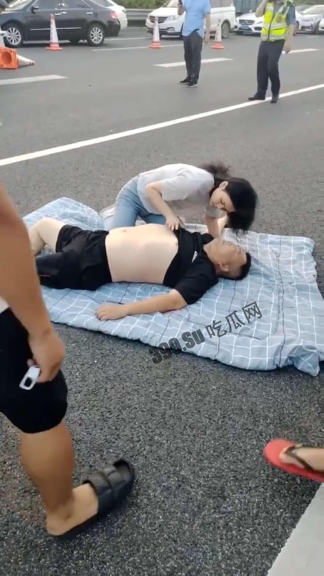 5日佛山冲鹤，大车发生侧翻，众人救司机出来，好心美女给司机做急救，最终没救过来 #车祸-3