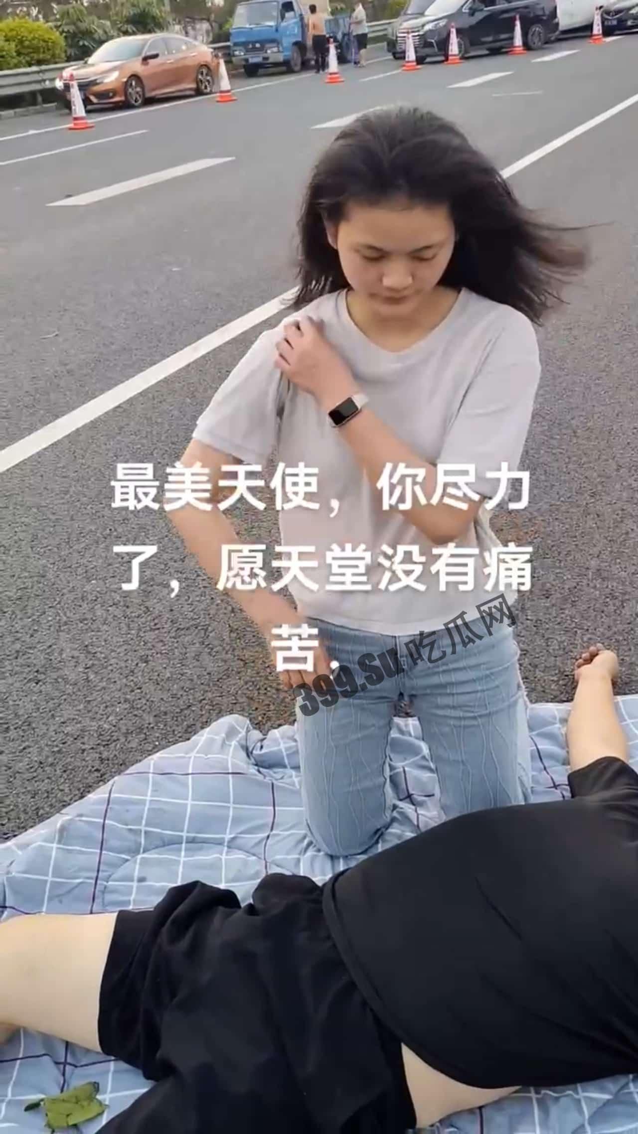 5日佛山冲鹤，大车发生侧翻，众人救司机出来，好心美女给司机做急救，最终没救过来 #车祸-5