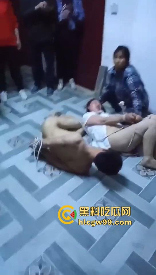广西捉奸牛逼炸裂，抓奸直接把人绑一起，这是要浸猪笼还是咋滴？这骚操作真是绝了！-7