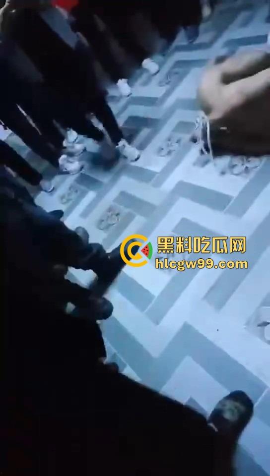 广西捉奸牛逼炸裂，抓奸直接把人绑一起，这是要浸猪笼还是咋滴？这骚操作真是绝了！-8