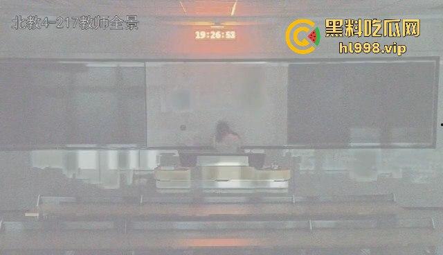 浙江大学情侣教室大战被监控拍下!智慧教室秒变性爱课堂,高材生用最奇葩方式学习!-8