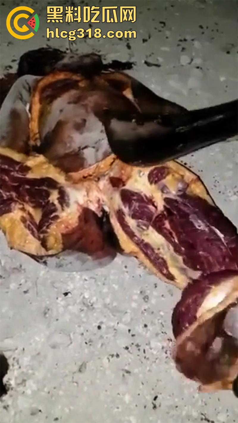 非洲大奶黑妹被砍断双手,棍棒砸扁头杀害后,被一群男子当场分尸割肉,还有人拿棍捅逼,真变态啊!-4