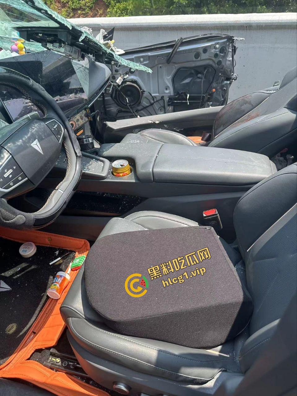 长安汽车高速车祸!严重车祸 血迹斑斑 然而气囊未弹 引人愤怒!-6