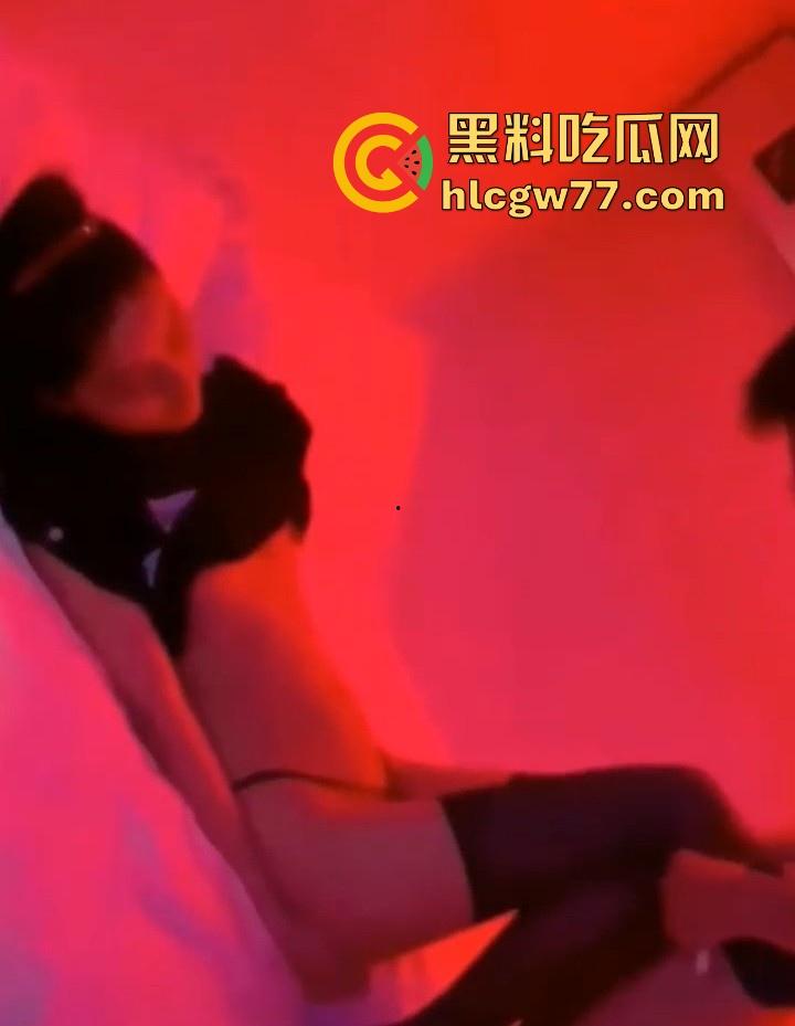 丁山职校大二学生妹【韩佳妮】带闺蜜约炮猛男 闺蜜在旁拍摄遭泄密 不雅视频全网疯传-5