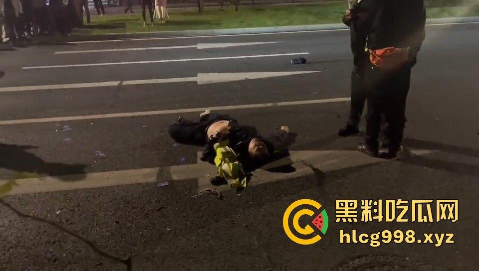 宁波10月10日深夜飙车狂徒闯红灯撞飞辅警！摩托车主嚣张逃逸毫发无损！-12