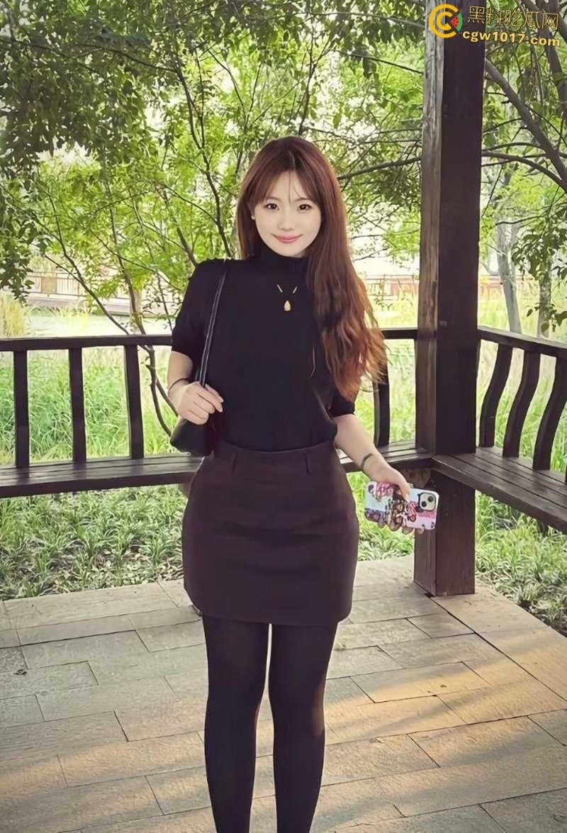 上海高颜值外围【郑亚馨】5万包夜卖身金主,高端会所群P淫片曝光,露脸群交被三男颜射!-2