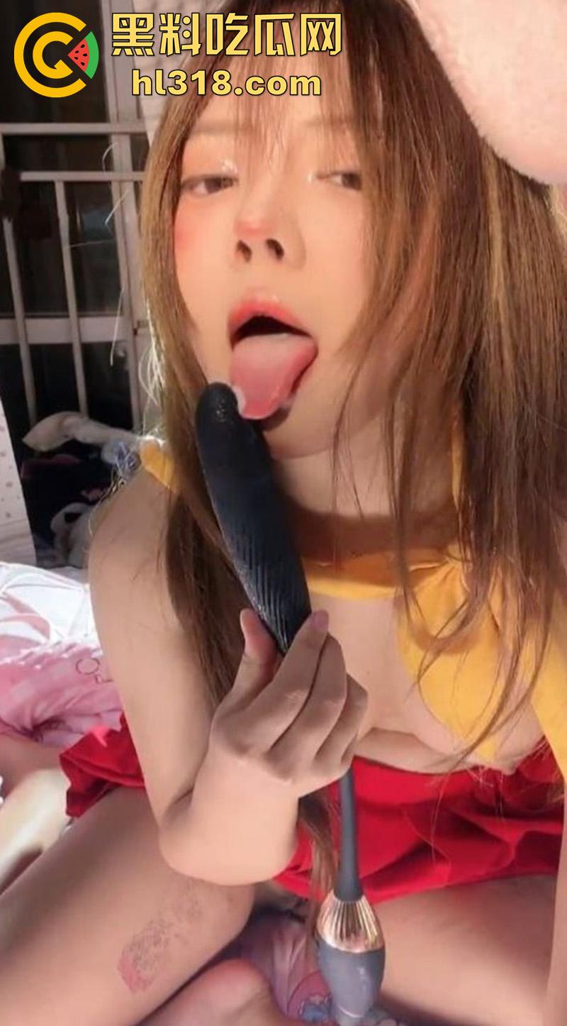 武汉18岁萝莉【少萝没人爱】，可爱颜值极品尤物，多道具自慰插穴，暴力玩穴表情超淫荡！-7