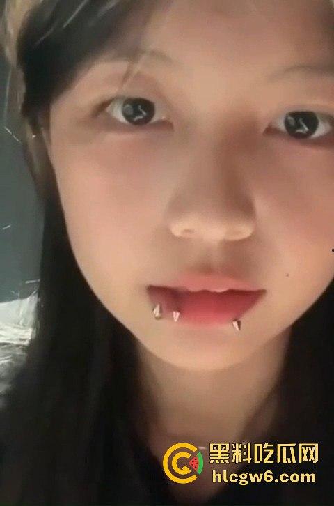 小小年纪就这么会玩!四川唇钉清纯小妹【欧利欣】自慰视频遭曝光,母狗属性真强。-4