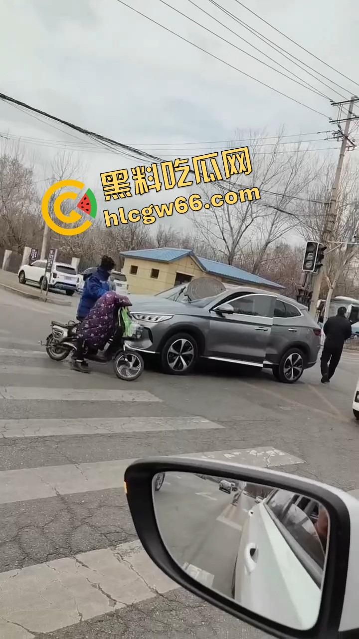 沈阳飞天井盖一般人整不了，开个车都能被井盖空降暴击，谁能想到开车开出个天降铁饼？-5