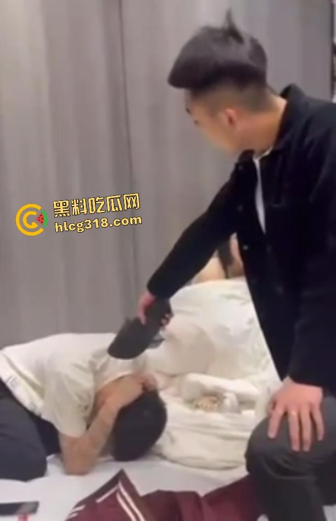 精神小伙抓奸怒暴男小三,女友还在一旁笑嘻嘻抽烟,小伙 和兄弟抽起拖鞋就是一顿拍头!-1