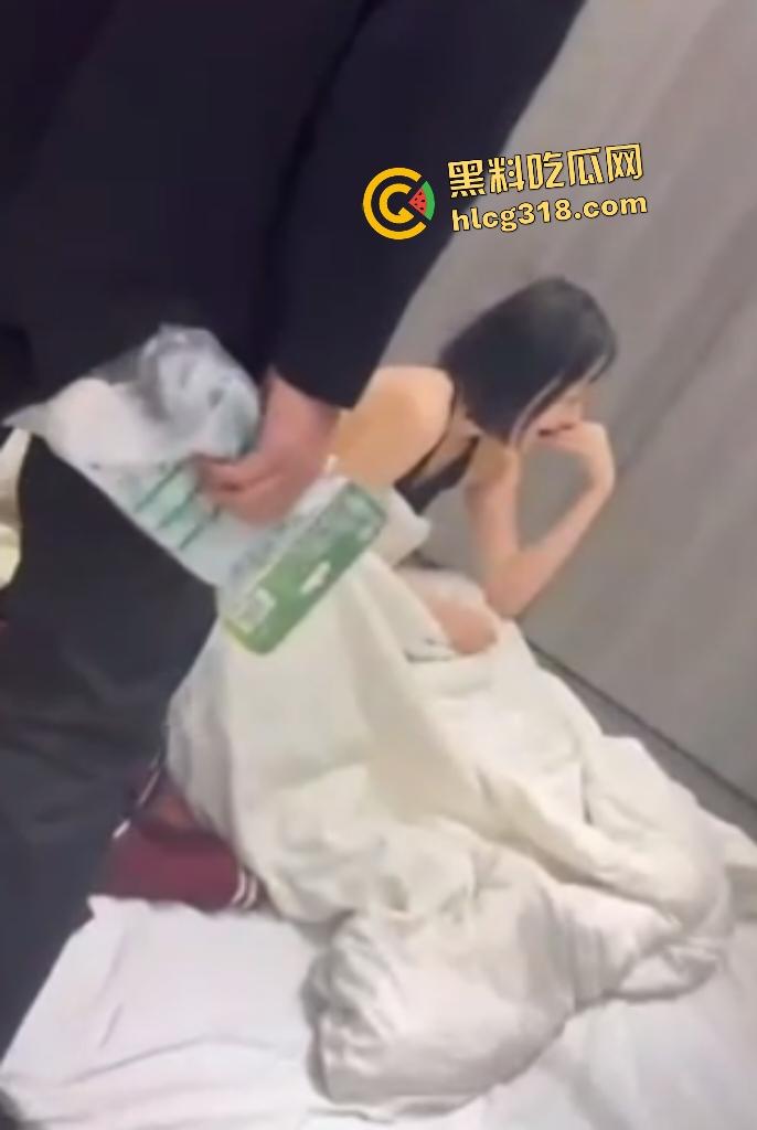 精神小伙抓奸怒暴男小三,女友还在一旁笑嘻嘻抽烟,小伙 和兄弟抽起拖鞋就是一顿拍头!-3