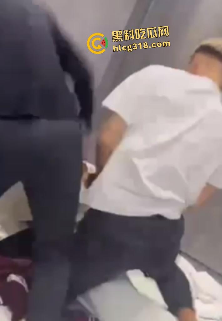 精神小伙抓奸怒暴男小三,女友还在一旁笑嘻嘻抽烟,小伙 和兄弟抽起拖鞋就是一顿拍头!-5