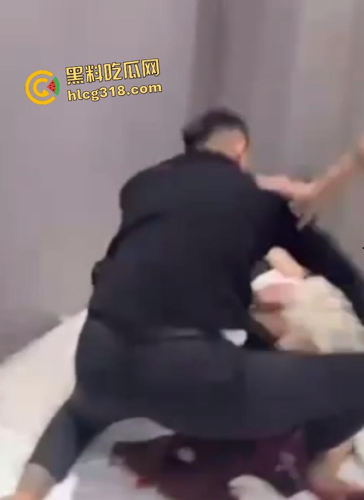 精神小伙抓奸怒暴男小三,女友还在一旁笑嘻嘻抽烟,小伙 和兄弟抽起拖鞋就是一顿拍头!-6