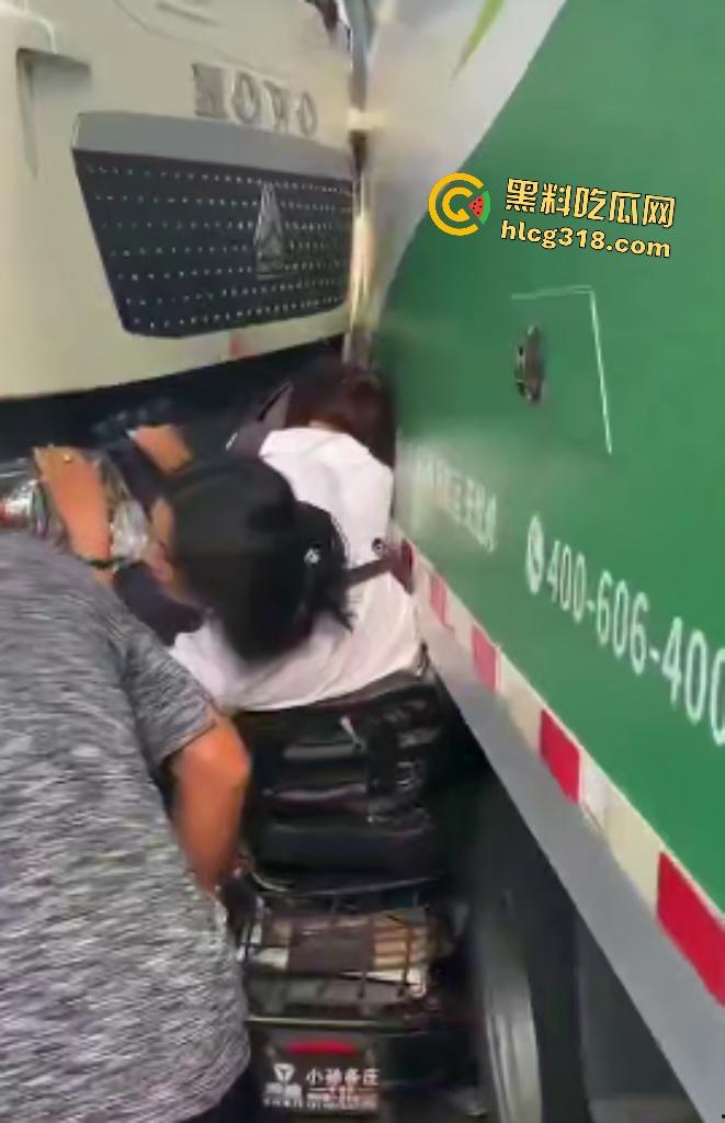天津蓟州文昌街货车横冲直撞飞来横祸,电动车两死两伤,人被卡在两汽车中间,直接变成人肉饼干!-2