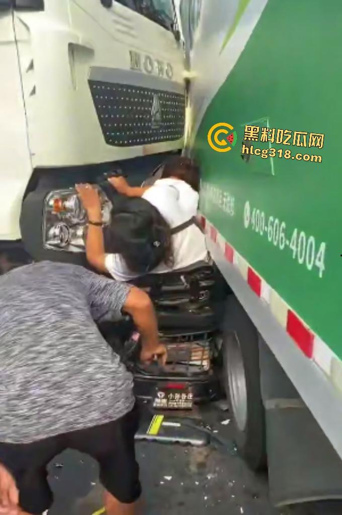 天津蓟州文昌街货车横冲直撞飞来横祸,电动车两死两伤,人被卡在两汽车中间,直接变成人肉饼干!-3