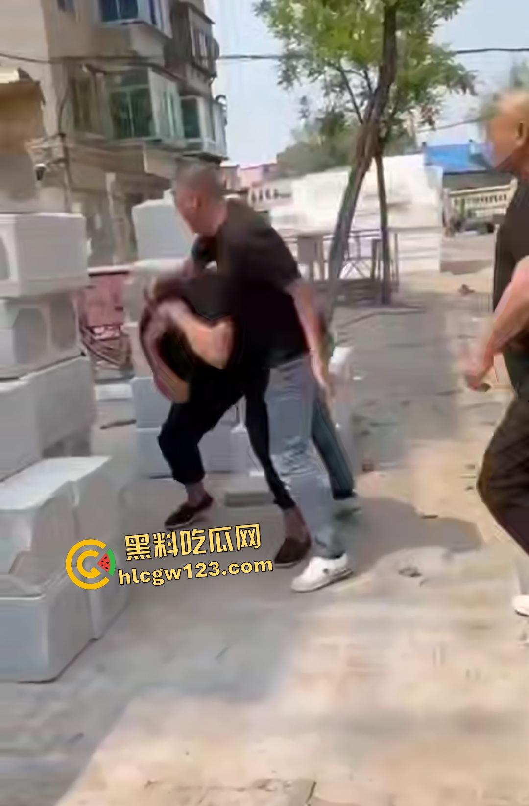 东北两条老鬼打年轻人,后生仔一棍直接打晕一个后脑勺开花,人倒后说是正当防卫!-1