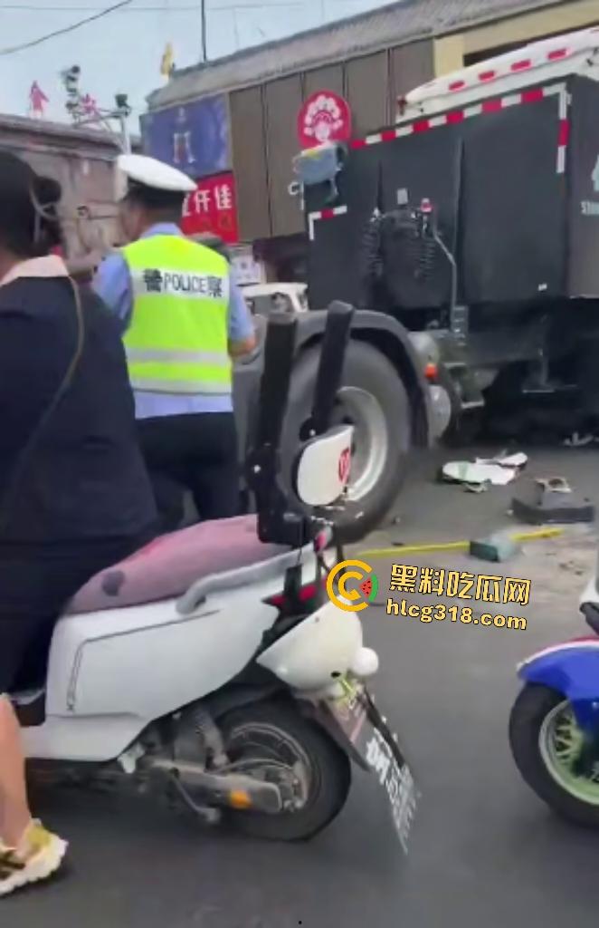 天津蓟州文昌街货车横冲直撞飞来横祸,电动车两死两伤,人被卡在两汽车中间,直接变成人肉饼干!-5