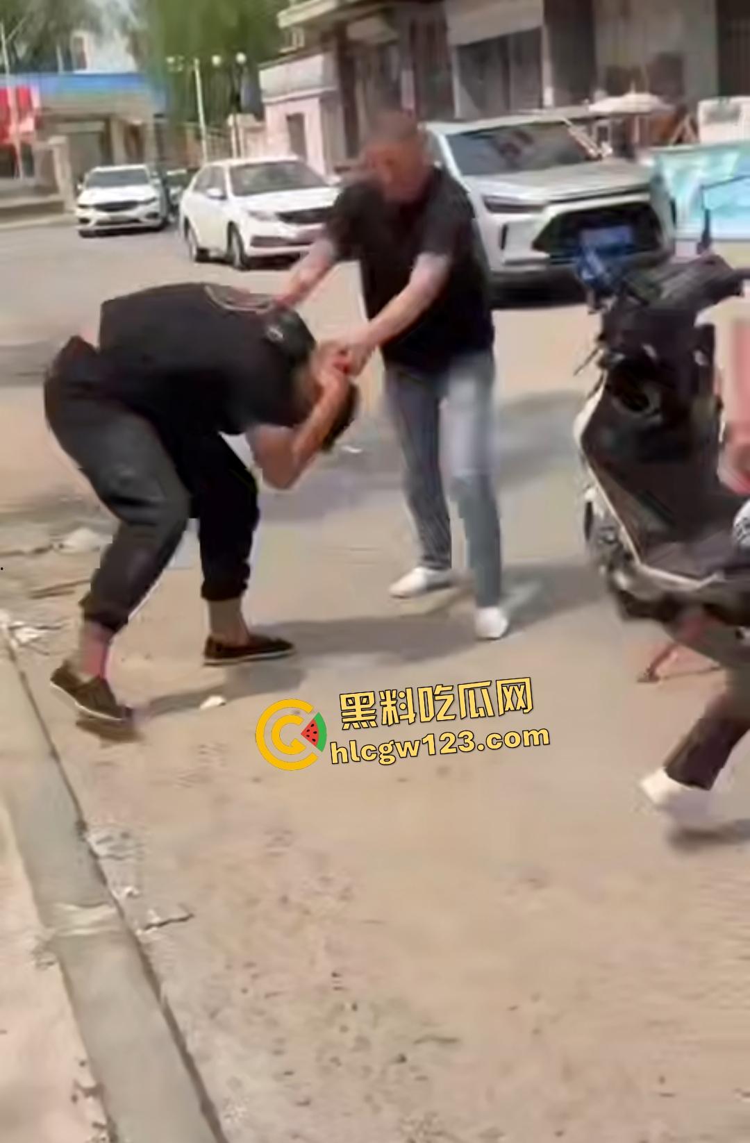 东北两条老鬼打年轻人,后生仔一棍直接打晕一个后脑勺开花,人倒后说是正当防卫!-2