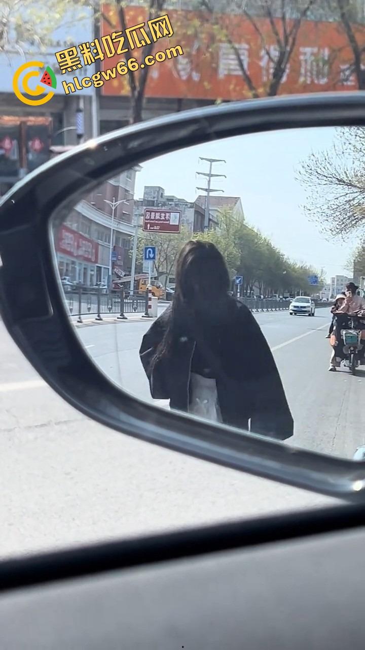 上海集美磕美弗药磕上头，大白天马路边发疯跳舞、嘴里念咒还自扇耳光，精神状态直接碎成渣！-5