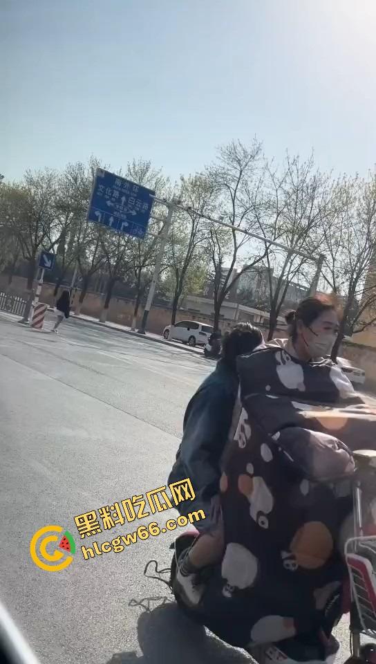 上海集美磕美弗药磕上头，大白天马路边发疯跳舞、嘴里念咒还自扇耳光，精神状态直接碎成渣！-6