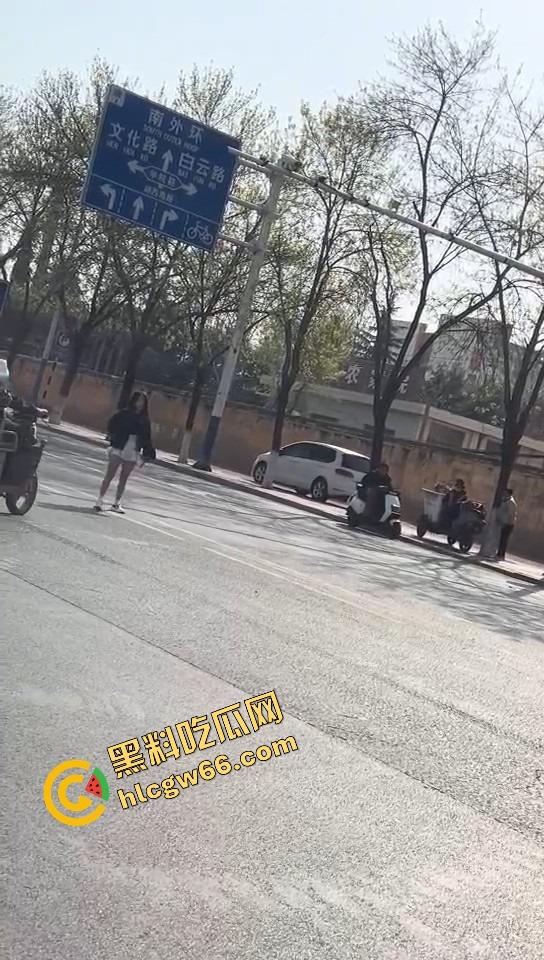 上海集美磕美弗药磕上头，大白天马路边发疯跳舞、嘴里念咒还自扇耳光，精神状态直接碎成渣！-7