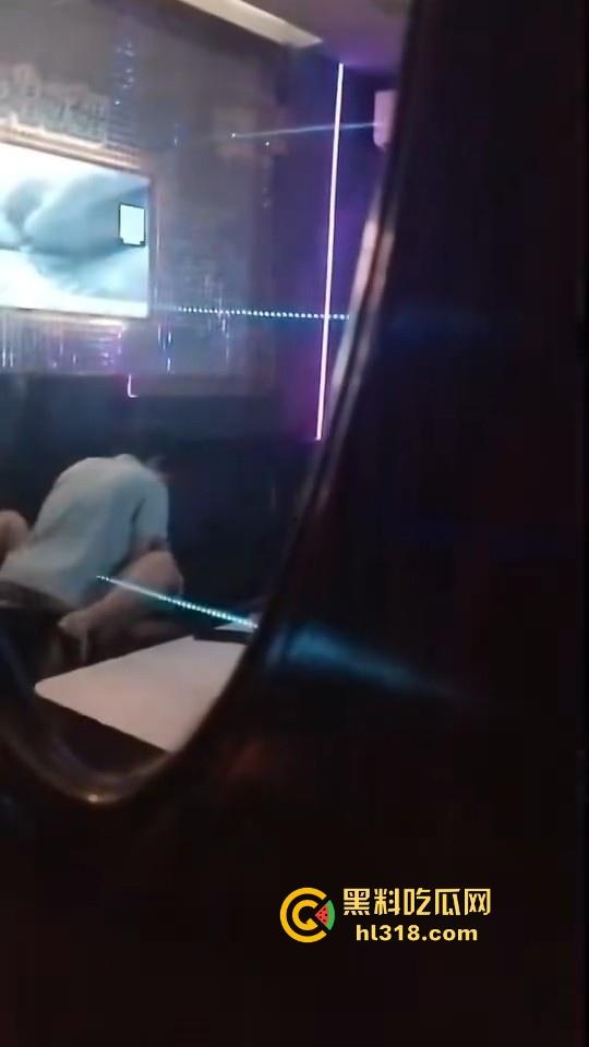 校园情侣KTV包房激情破处，掰腿在沙发狂操，无套进入，呻吟声充满了整个房间，激情满满！-7