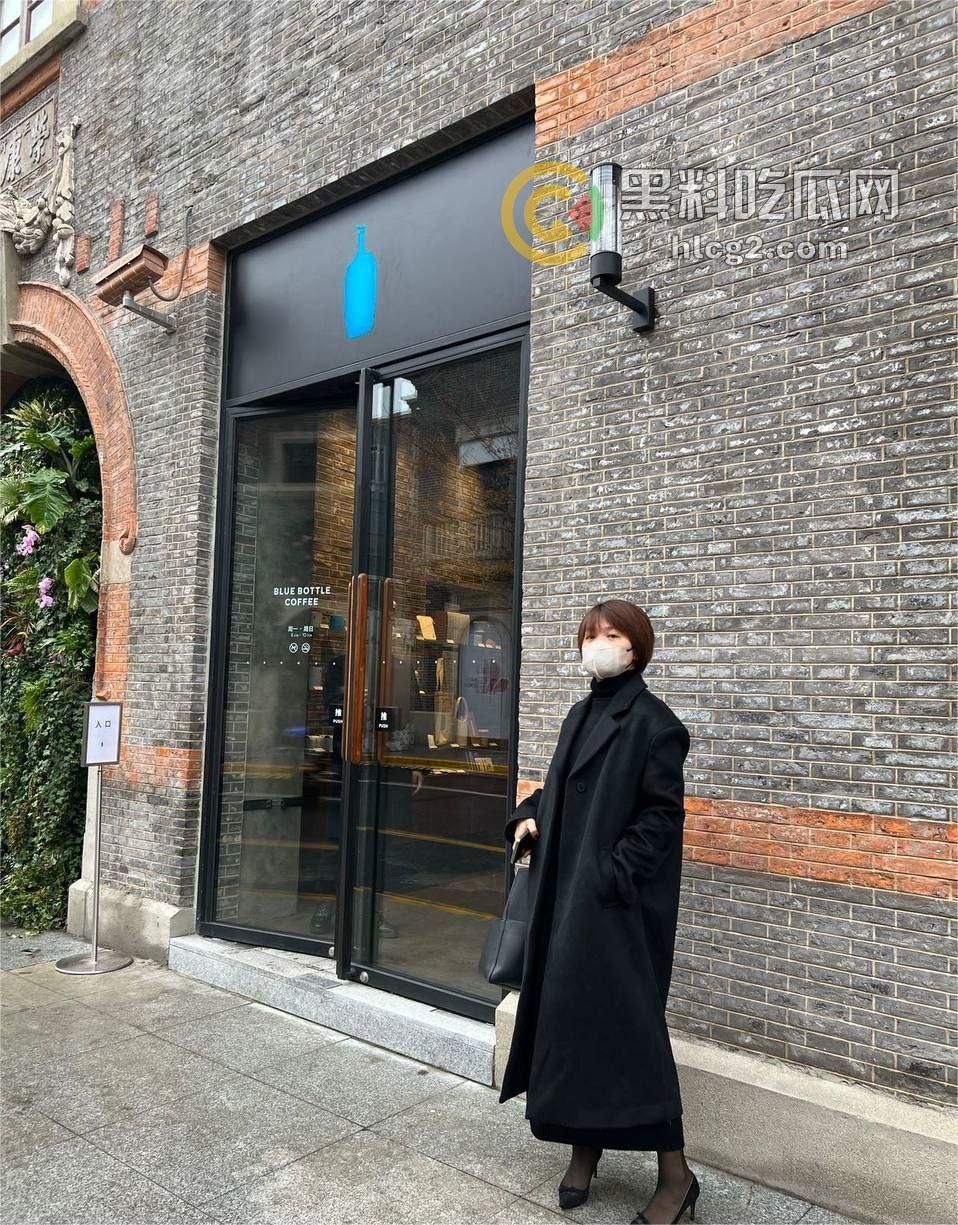 上海短发气质美女“百合”露出引爆热议,各种场合放骚道具喷水!-3