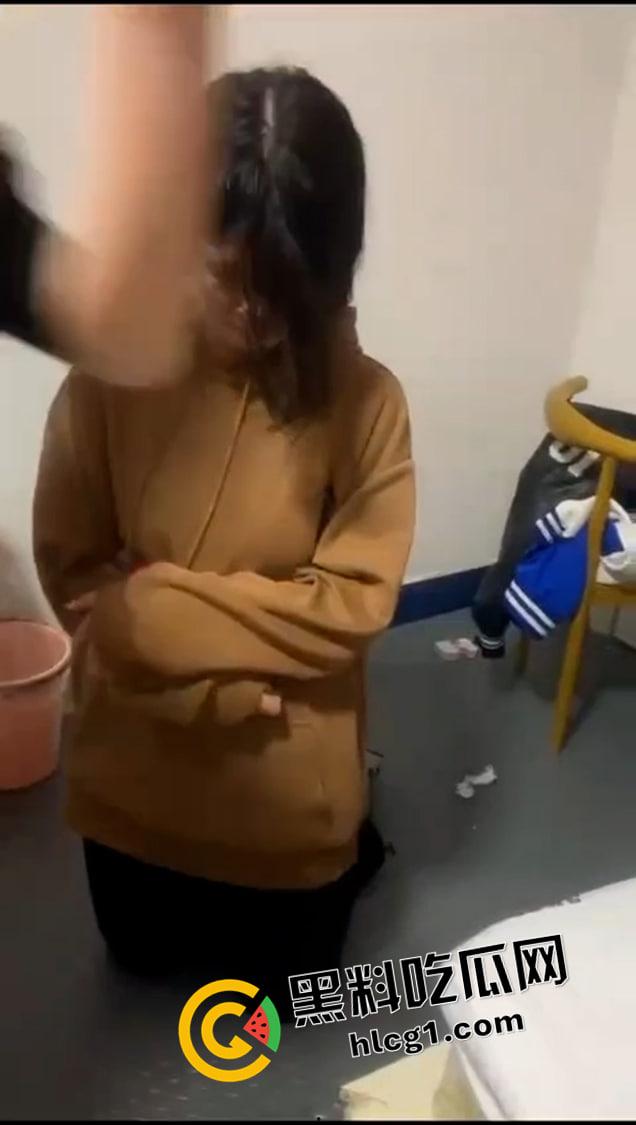 好姐妹就要一起被霸凌!两姐妹相继被教训 脱掉胸罩 羞辱到落泪 现场视频流出-3