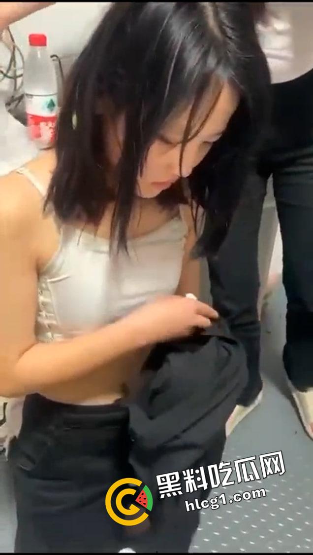 好姐妹就要一起被霸凌!两姐妹相继被教训 脱掉胸罩 羞辱到落泪 现场视频流出-7