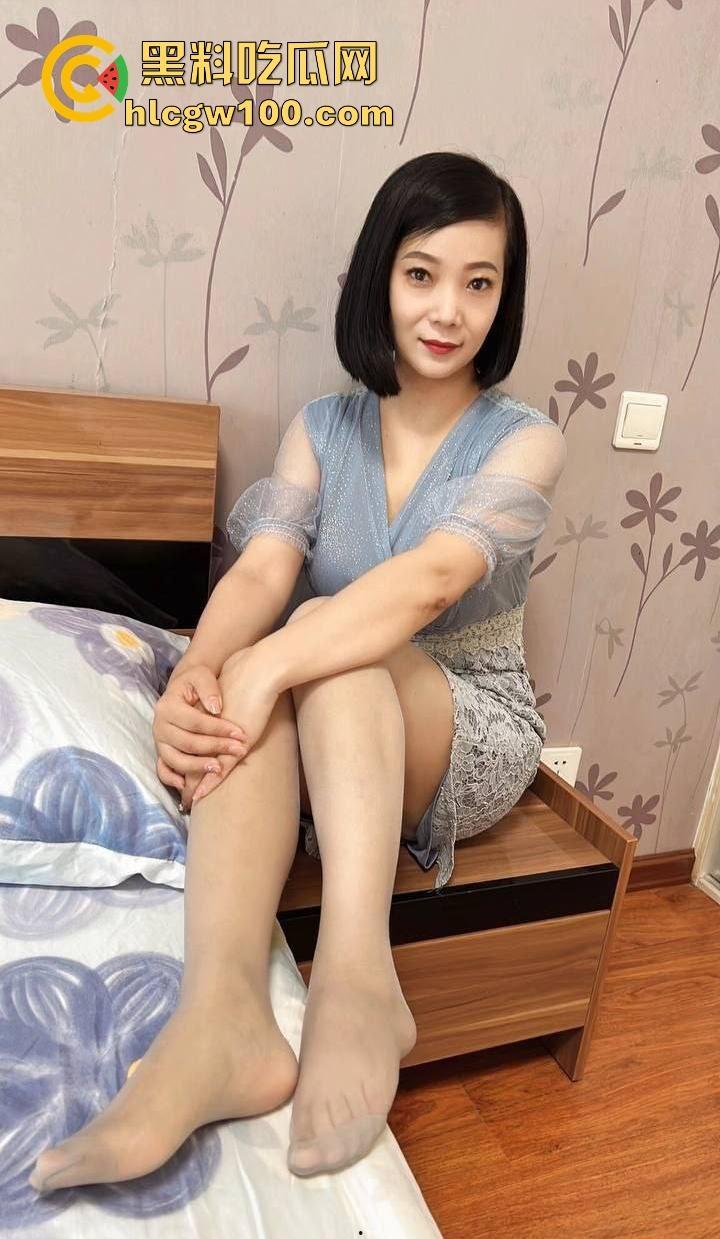 快手极品熟女【芬.姐】下海视频曝光，芬姐本芬，熟女+开档丝袜这个组合真的无敌了！！-11