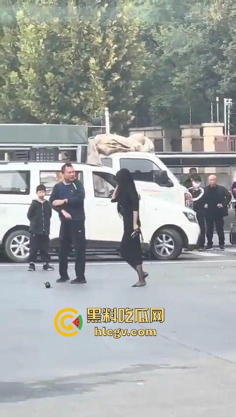 苏州情侣停车场上演跪地求饶两极反转成当街暴揍!黑丝高跟女不依不饶,男友按地上皮带伺候!-1