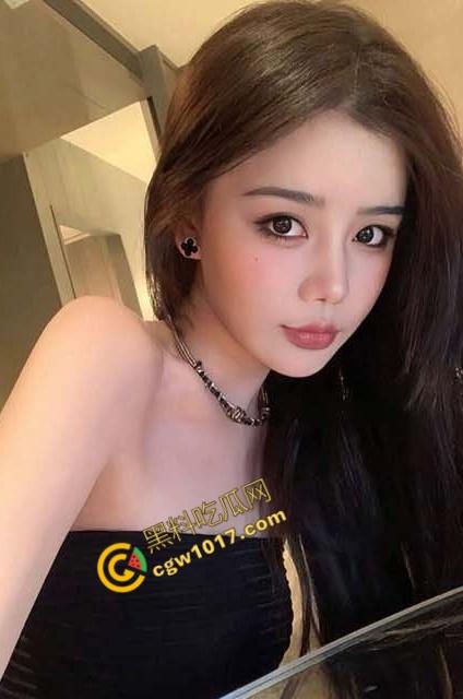 迷人马油丝袜的诱惑：极品表姐玉腿上满是淫靡光泽，极品嫩穴被疯狂爆操内射，刺激万分！-3