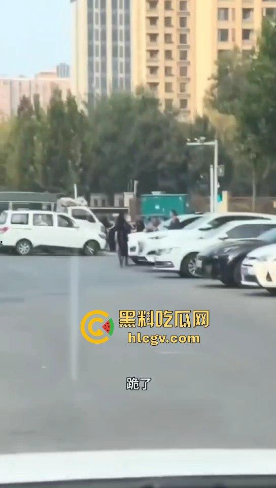苏州情侣停车场上演跪地求饶两极反转成当街暴揍!黑丝高跟女不依不饶,男友按地上皮带伺候!-3