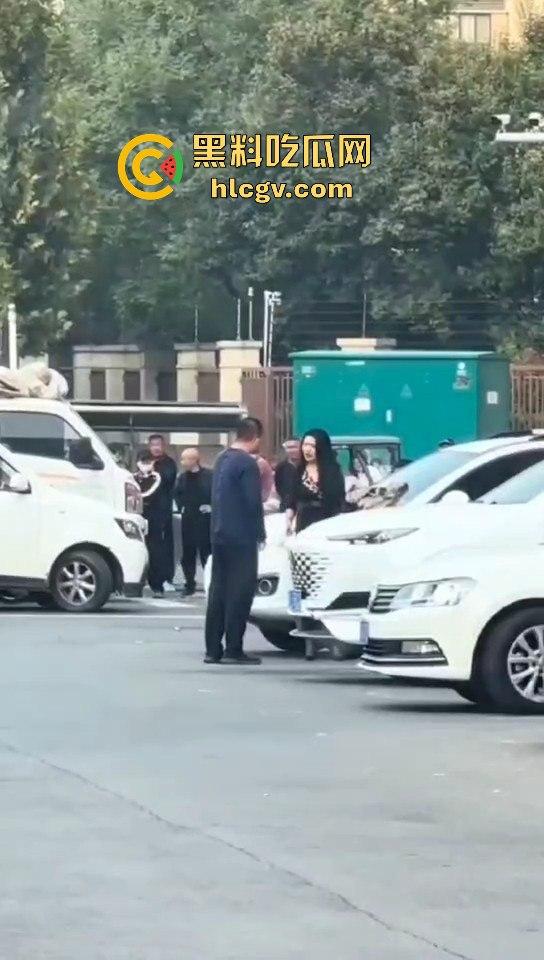 苏州情侣停车场上演跪地求饶两极反转成当街暴揍!黑丝高跟女不依不饶,男友按地上皮带伺候!-5