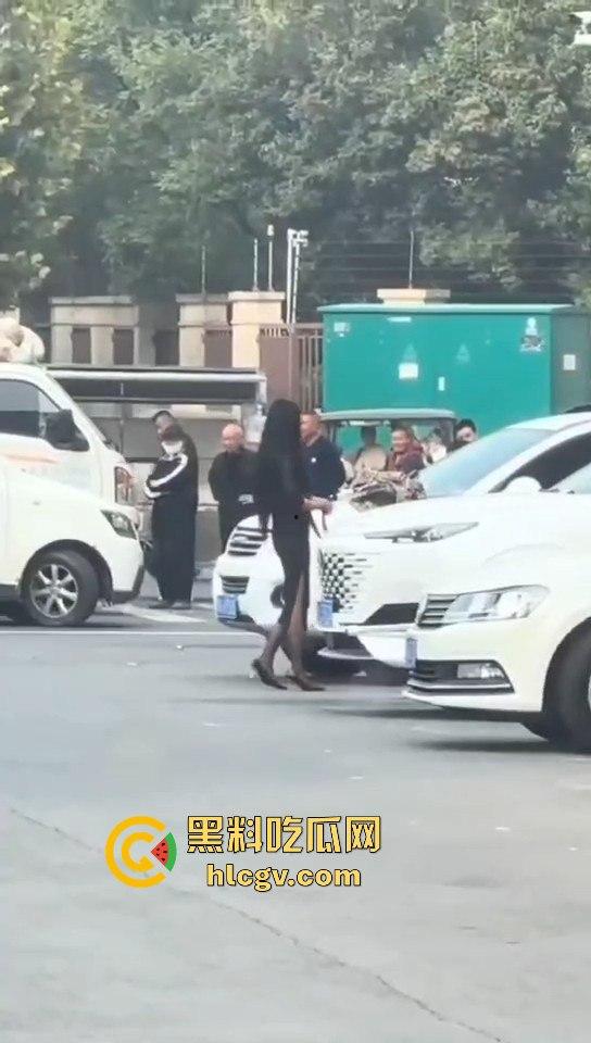 苏州情侣停车场上演跪地求饶两极反转成当街暴揍!黑丝高跟女不依不饶,男友按地上皮带伺候!-6