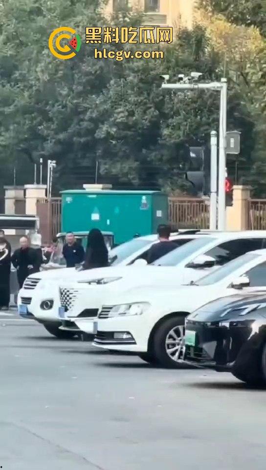 苏州情侣停车场上演跪地求饶两极反转成当街暴揍!黑丝高跟女不依不饶,男友按地上皮带伺候!-7